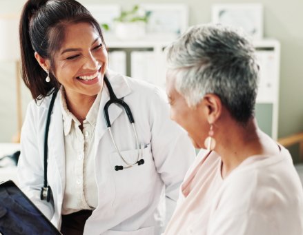 Médica orienta paciente sobre diagnóstico de endometriose.
