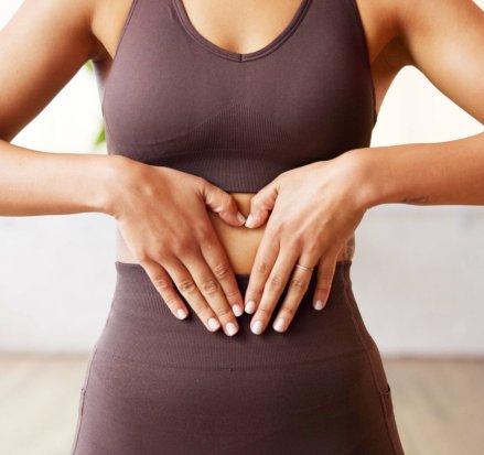 Mulher com dor abdominal associada à endometriose.