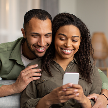 Casal acessa celular juntos em casa