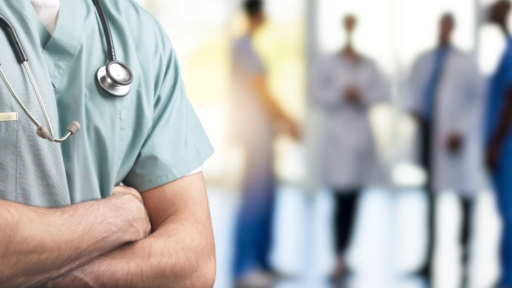 Uma pessoa com roupa de médico