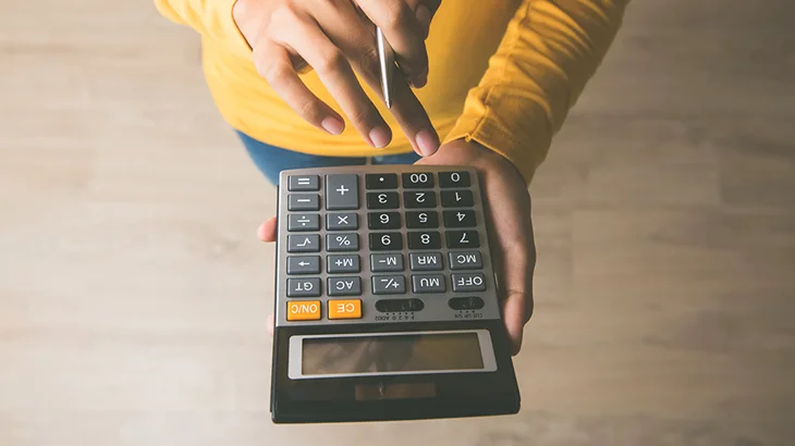 Pessoa segurando uma calculadora