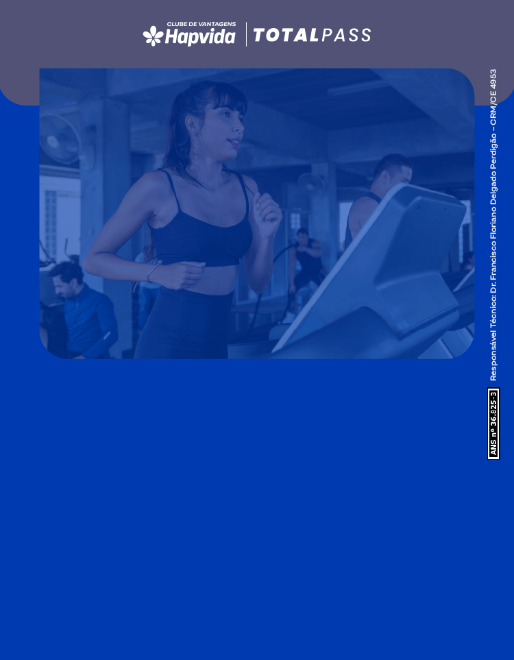 Mulher correndo na esteira com oferta TotalPass a partir de R$ 69,90/mês.