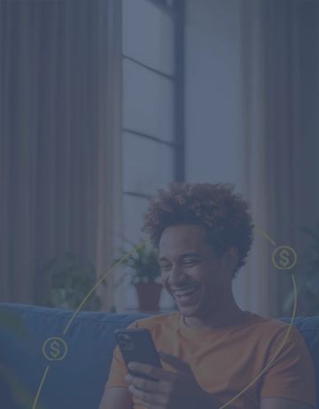 Campanha quem indica, homem sentado no sofá olhando para o celular.