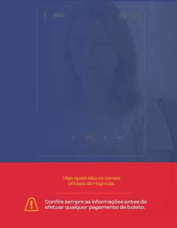 mulher adulta sentada em um sofá, em um ambiente doméstico iluminado por luz natural. Ela segura e observa atentamente um boleto bancário, com expressão séria e concentrada