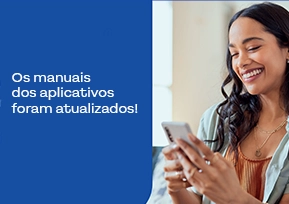 Mulher sorrindo enquanto utiliza o celular.