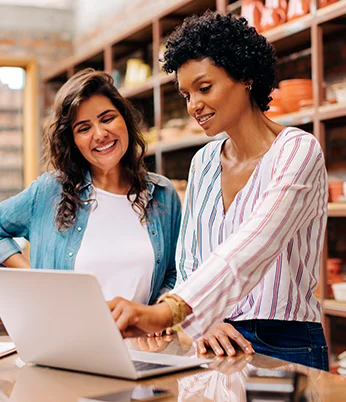 Colegas no trabalho aparecem felizes com as soluções de planos de saúde para pequenas, médias e grandes empresas.