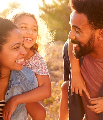 Plano de saúde Individuais para todas as idades, imagem mostra família feliz e segura.