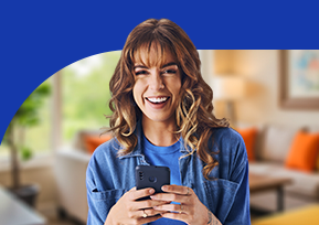 Imagem de uma mulher sorrindo, e enfermeiro colocando band-aid no braço dela