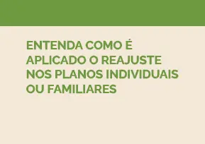Mulher sorrindo enquanto utiliza o celular, representando a participação na pesquisa de satisfação da Hapvida pelo app.